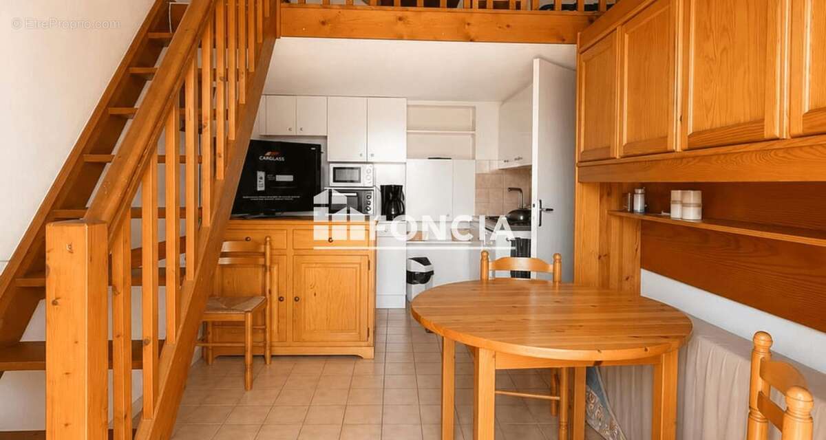 Proche du port - bel f2 climatise avec chambre et mezzanine - photo 5