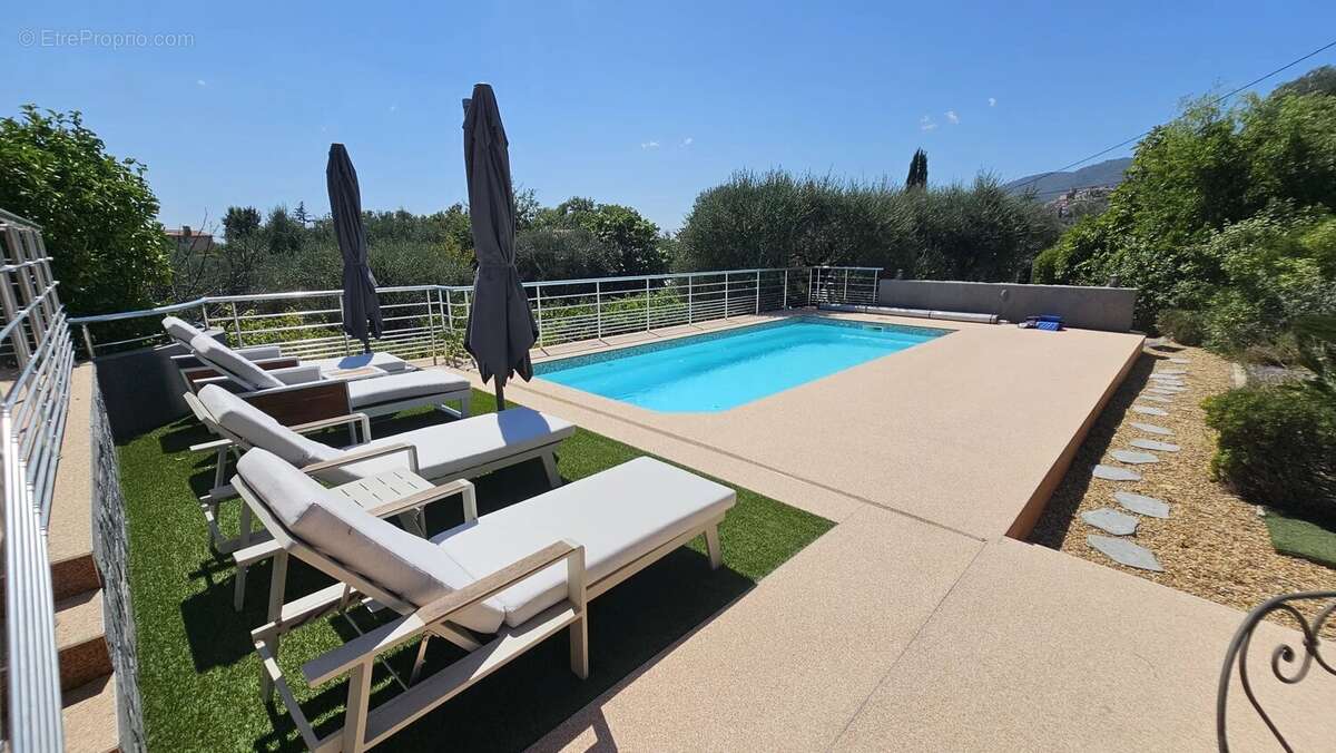 Maison à CHATEAUNEUF-GRASSE