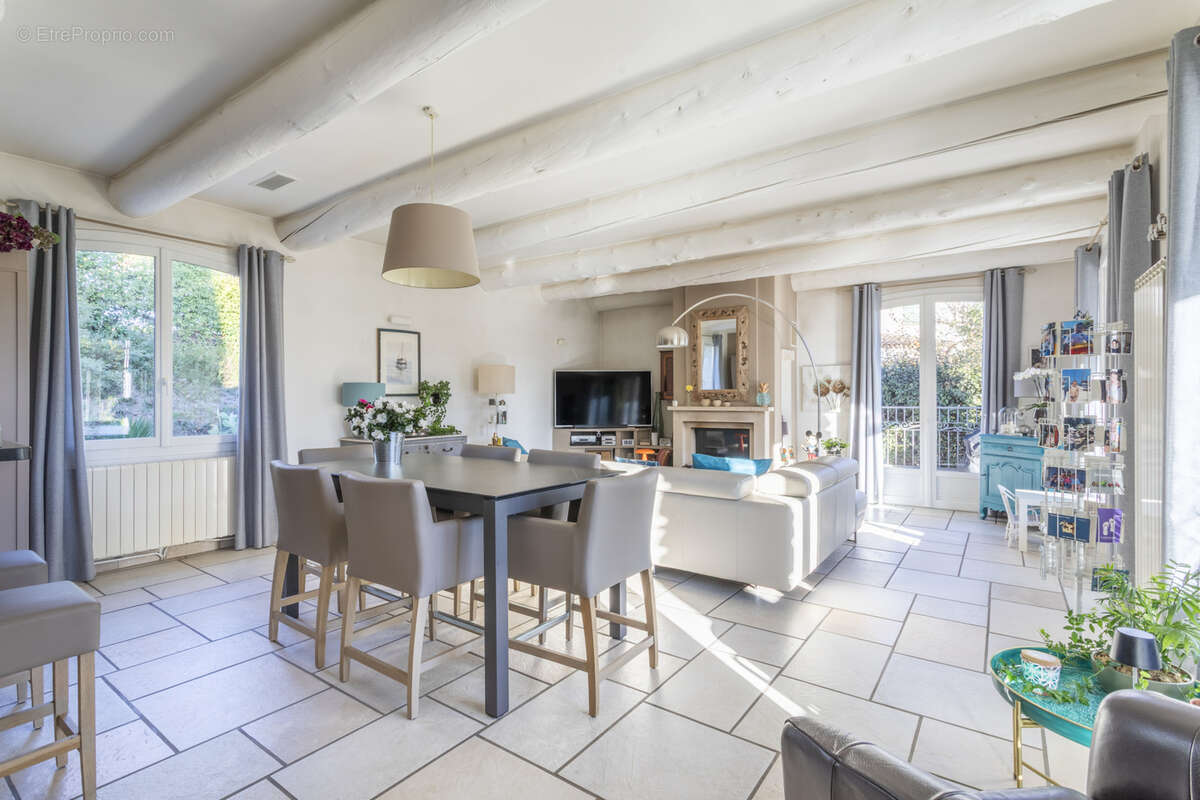 Maison à SIMIANE-COLLONGUE