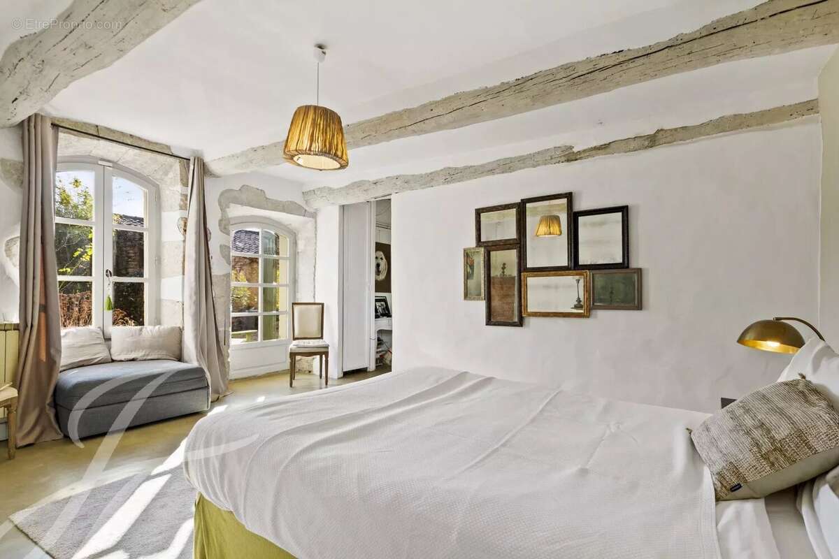 Mas en pierre à vendre proche de Gordes : Charme provençal, volumes exceptionnels et vue sur le Luberon - photo 11