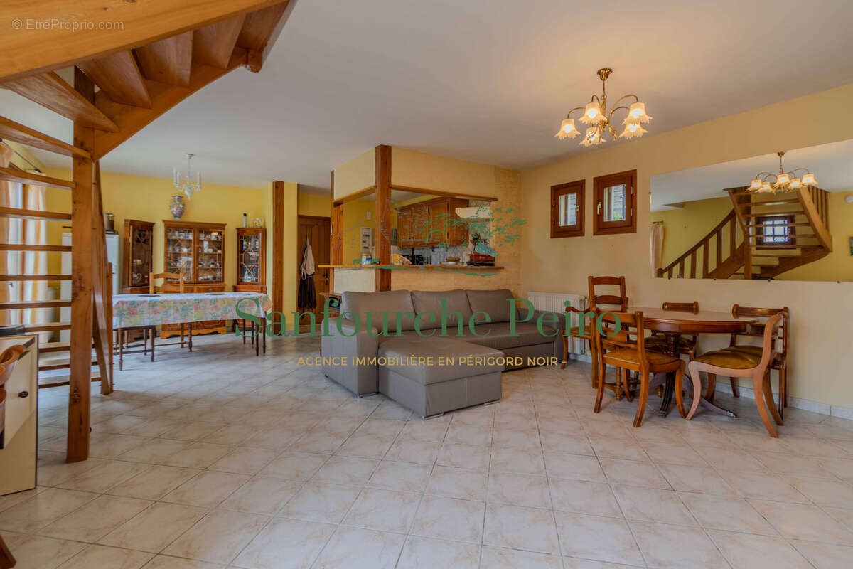 Maison à LA ROQUE-GAGEAC