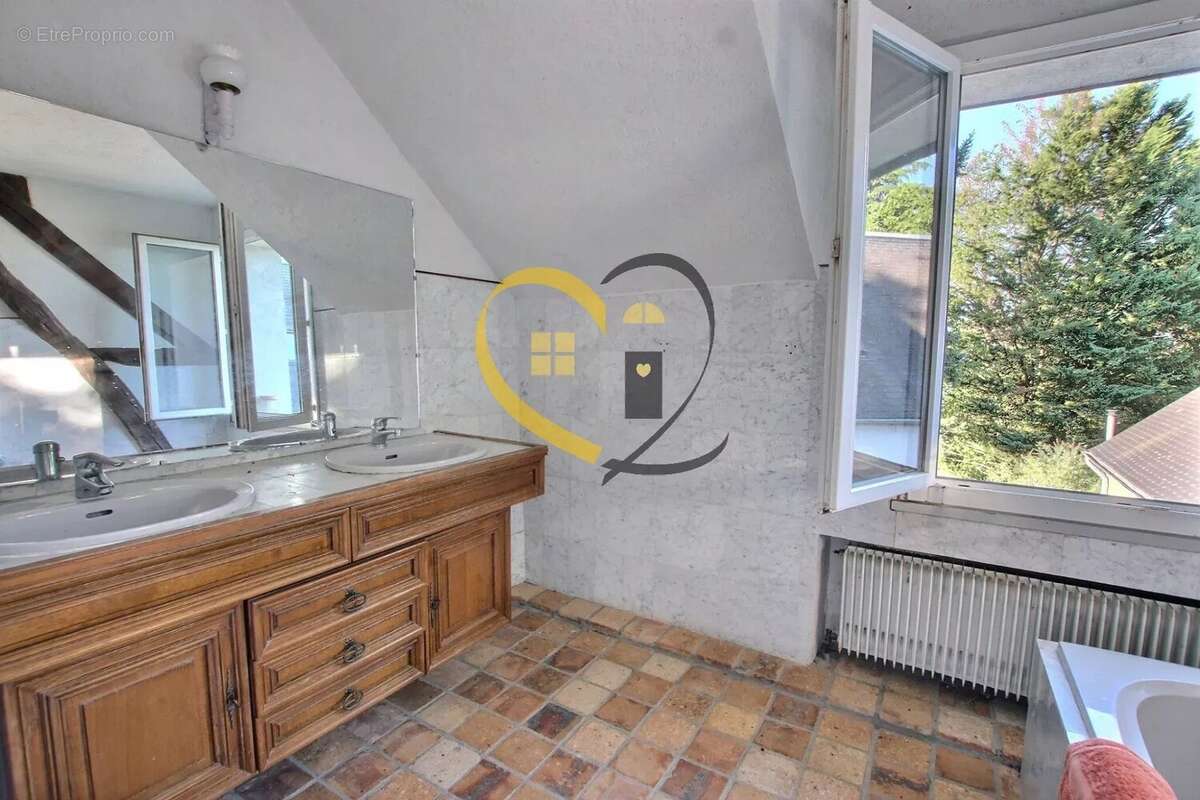 Maison à SENS-BEAUJEU