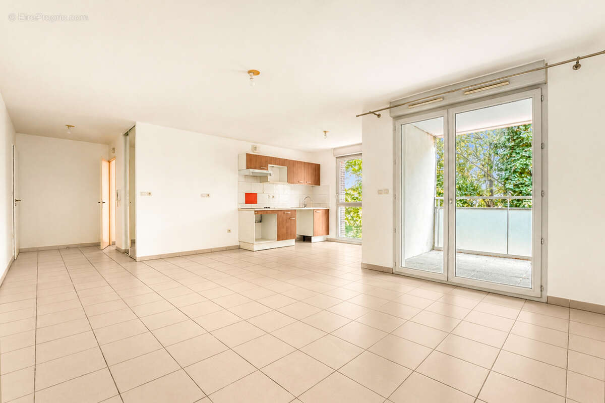 En exclusivité ! Appartement T3 de 65 m2 situé au 1er étage, dans le quartier recherché de Croix-Daurade. - photo 2