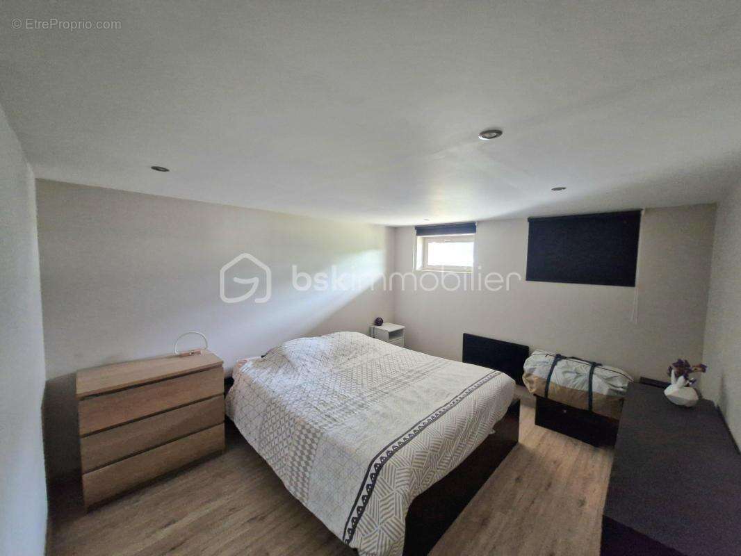 Maison familiale, ou bureaux, 8 pièces, lumineuse, au calme – Avec piscine, jardin, terrasses, grand espace de vie, grand parkin - photo 9