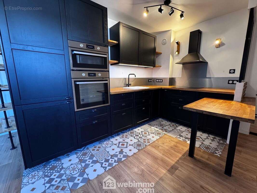 Voici l'espace cuisine totalement aménagée et équipée, ouvert sur le salon - Appartement à BONDOUFLE