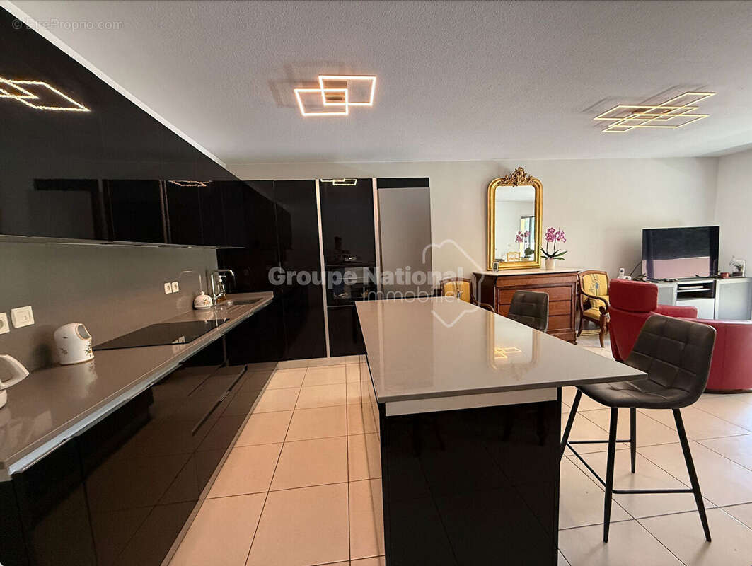 Appartement à LA ROQUETTE-SUR-SIAGNE