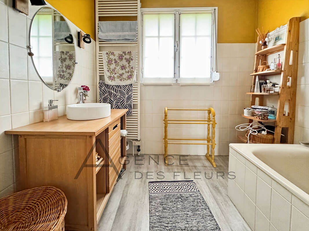 Maison à SAINT-PIERRE-DES-FLEURS