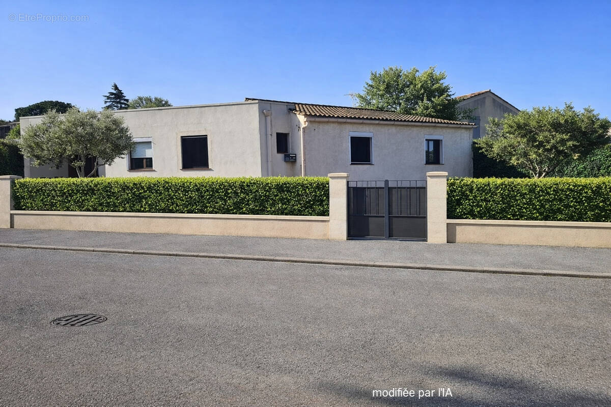 Maison à LA ROQUE-D'ANTHERON
