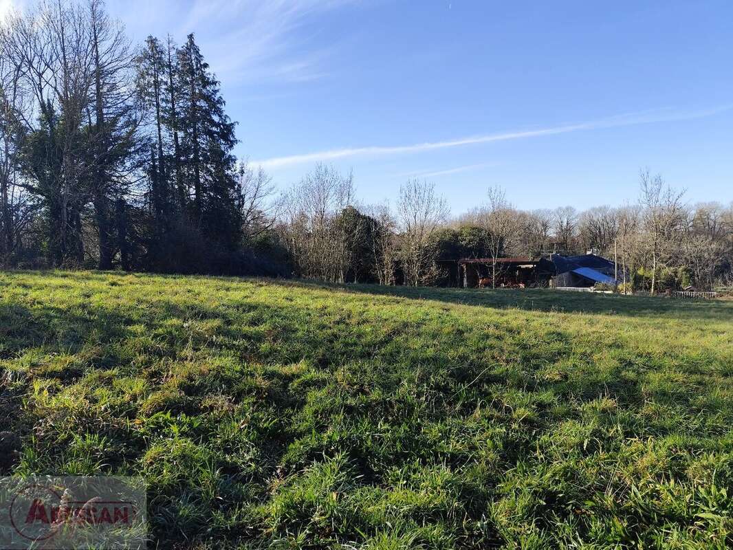 Terrain à SAINT-PIERRE-DE-TRIVISY