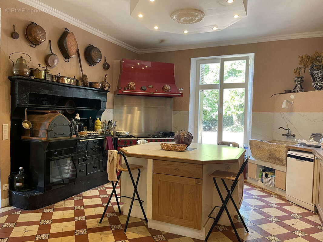 Maison à JAVERLHAC-ET-LA-CHAPELLE-SAINT-ROBERT