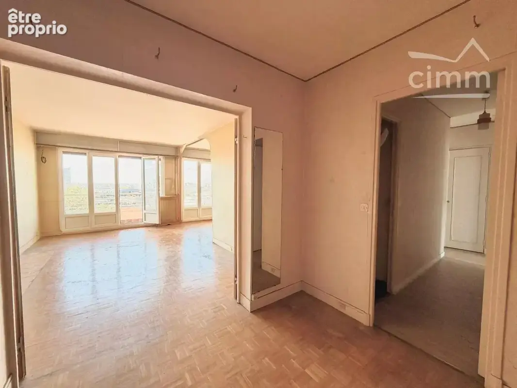 MONTREUIL — T4 de 80 m² avec beau balcon filant, vue dégagée, double parking et cave - photo 12