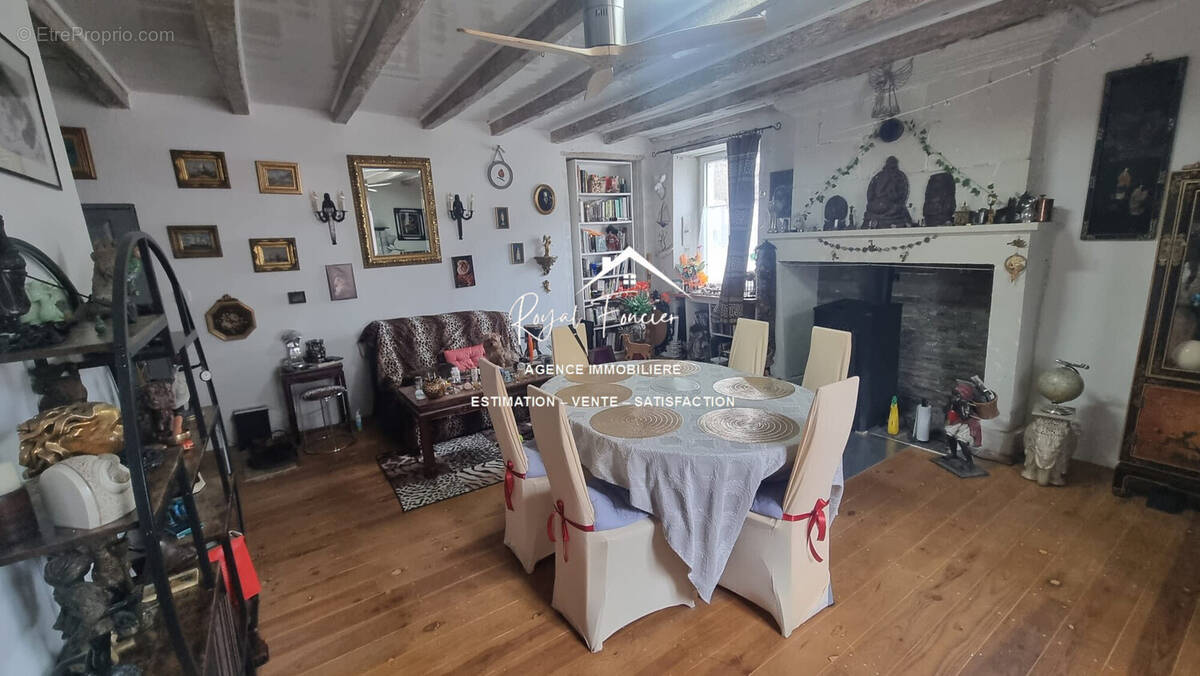 Pièce de vie avec 25 m2 avec un poêle à granulés  - Maison à MAIRE