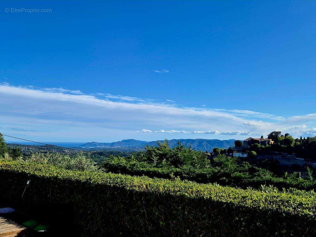 Maison à CHATEAUNEUF-GRASSE