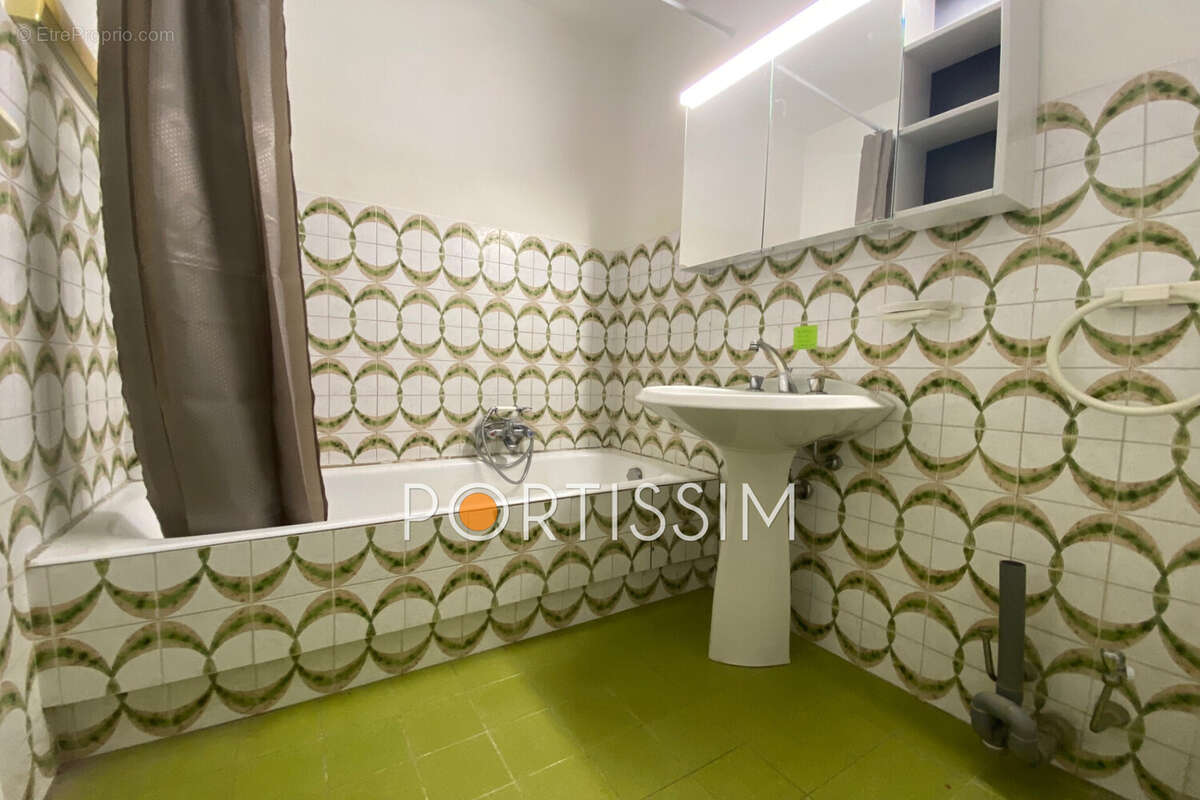 Appartement à SAINT-LAURENT-DU-VAR