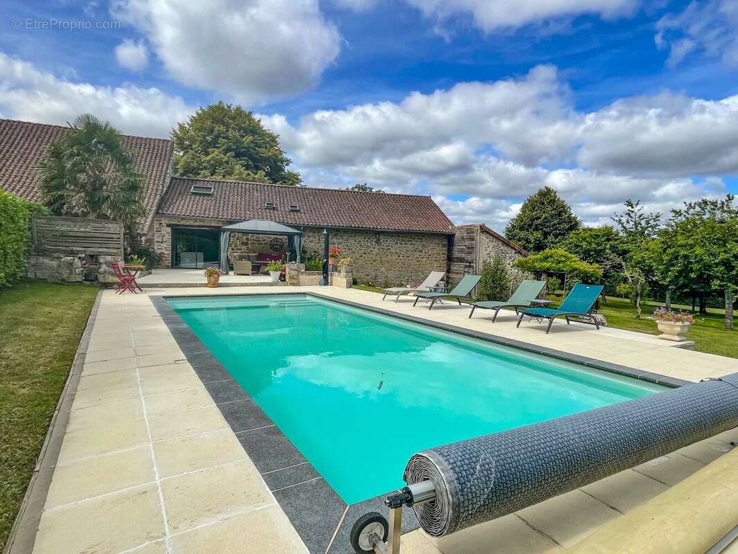 Deux maisons mitoyennes en pierre avec une jolie piscine et des dépendances - photo 8
