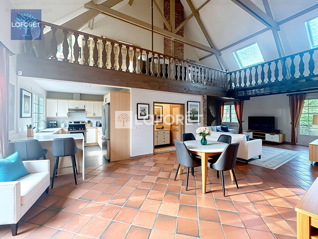 Maison à CONDE-SAINTE-LIBIAIRE