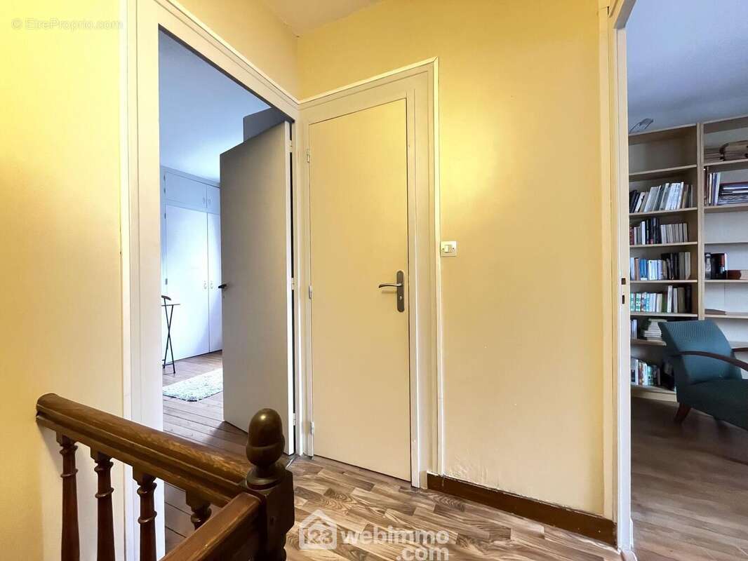 A l'étage, le pallier distribue : - Maison à CHATELLERAULT