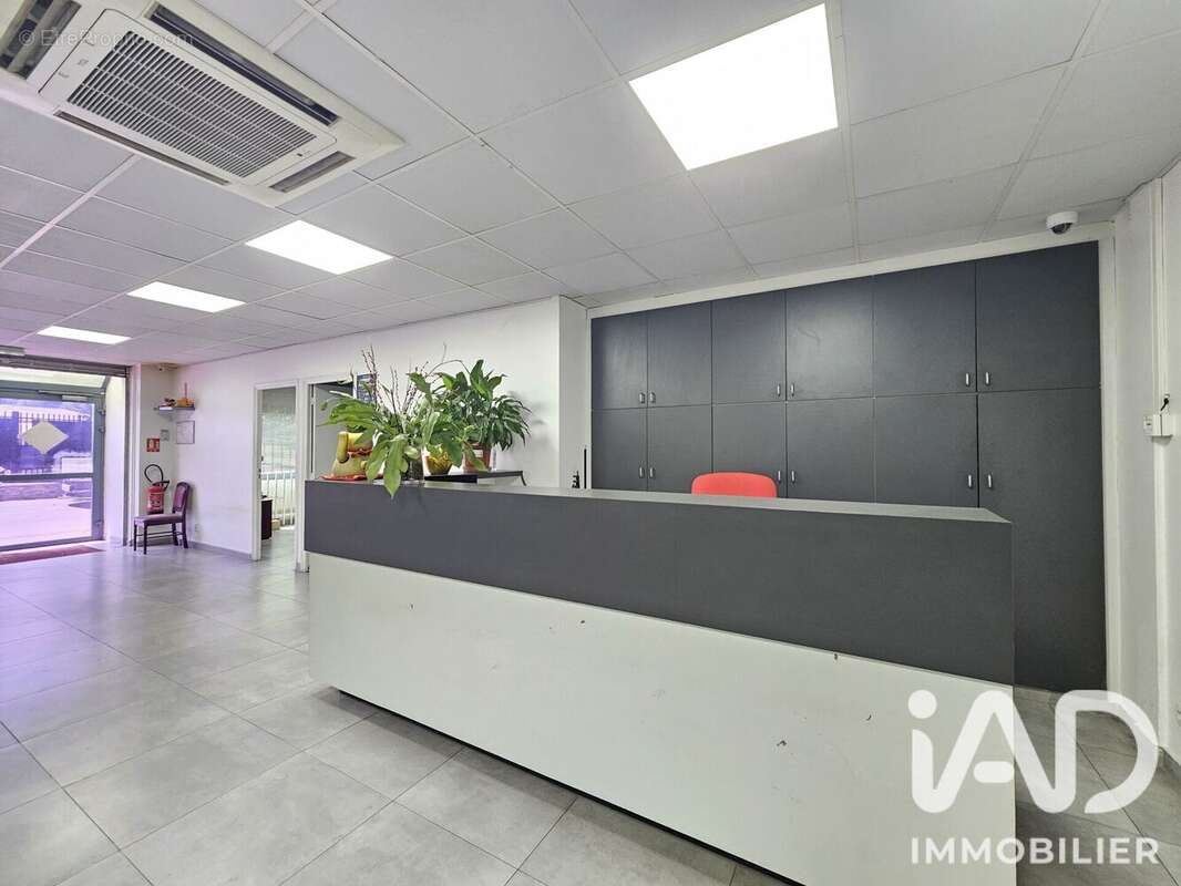 Commerce 1749 m² à La Courneuve  - photo 5