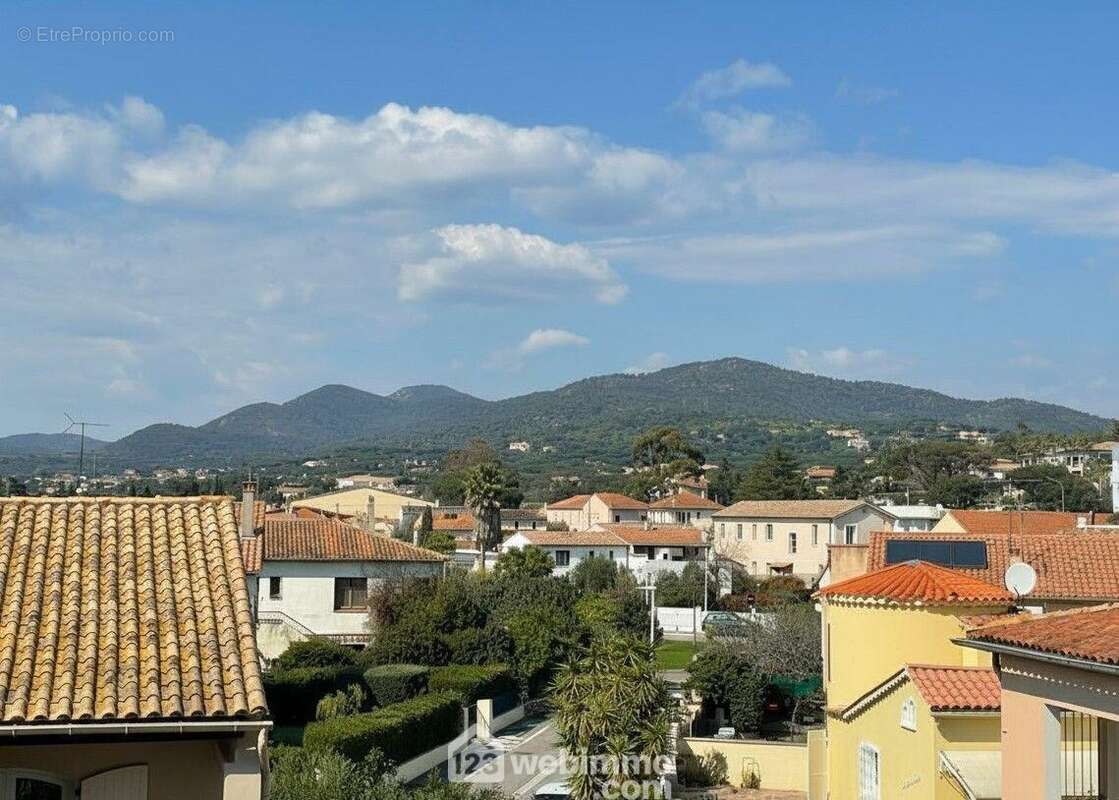 Une vue ouverte sur les collines, propice au calme et à la sérénité. - Appartement à SAINTE-MAXIME