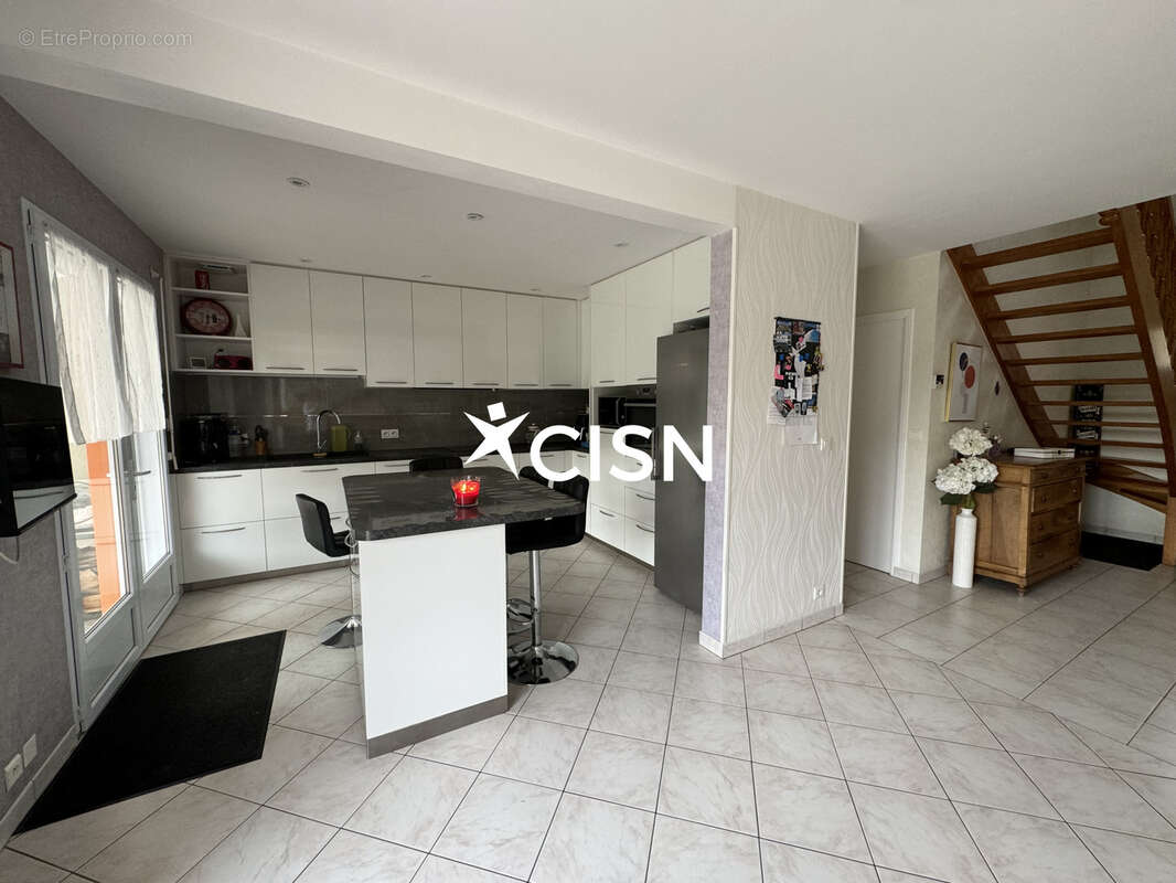Quartier immaculee  belle propriete de 155m2  sur terrain clos de 4332 m2 avec 2 hangars - photo 4