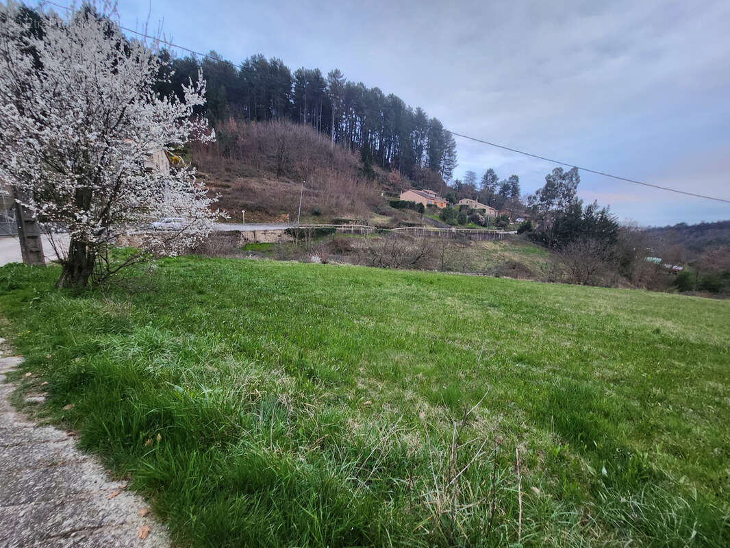 Terrain à UCEL