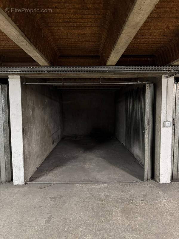 Parking à PARIS-18E