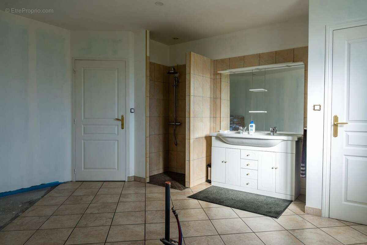 Maison à ESPINASSE-VOZELLE