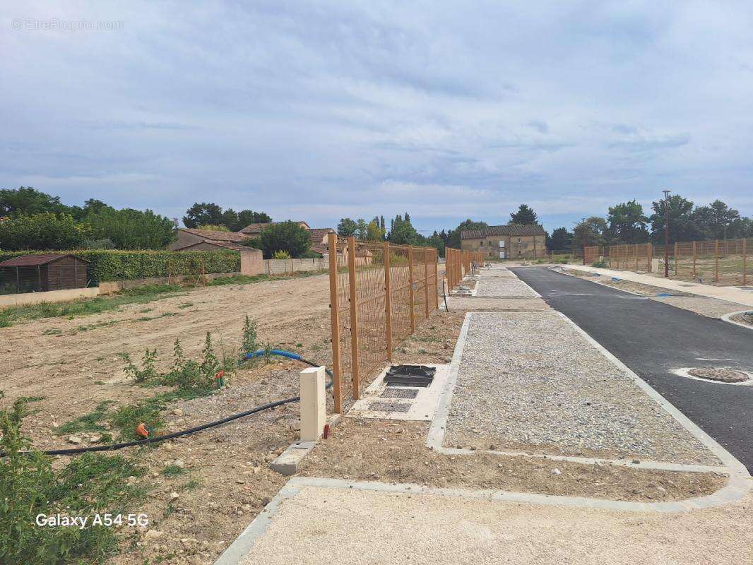 Terrain a batir de 305 m² viabilise et libre constructeur - photo 5