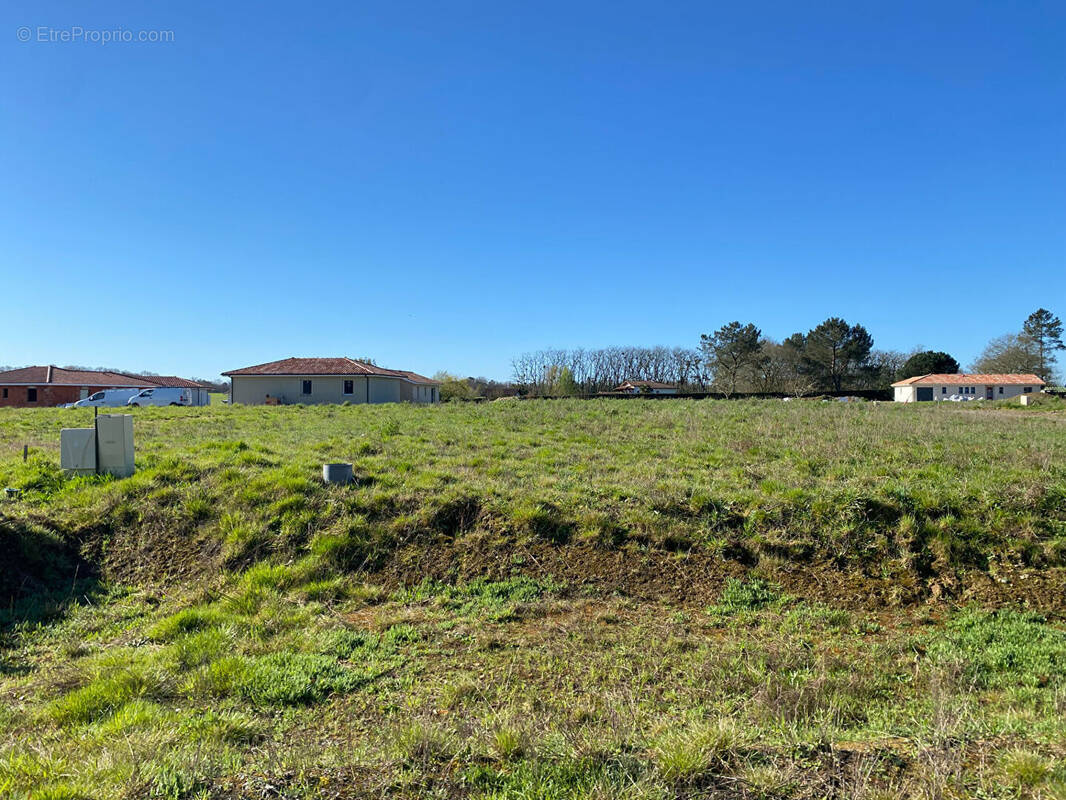 Terrain à CARCARES-SAINTE-CROIX