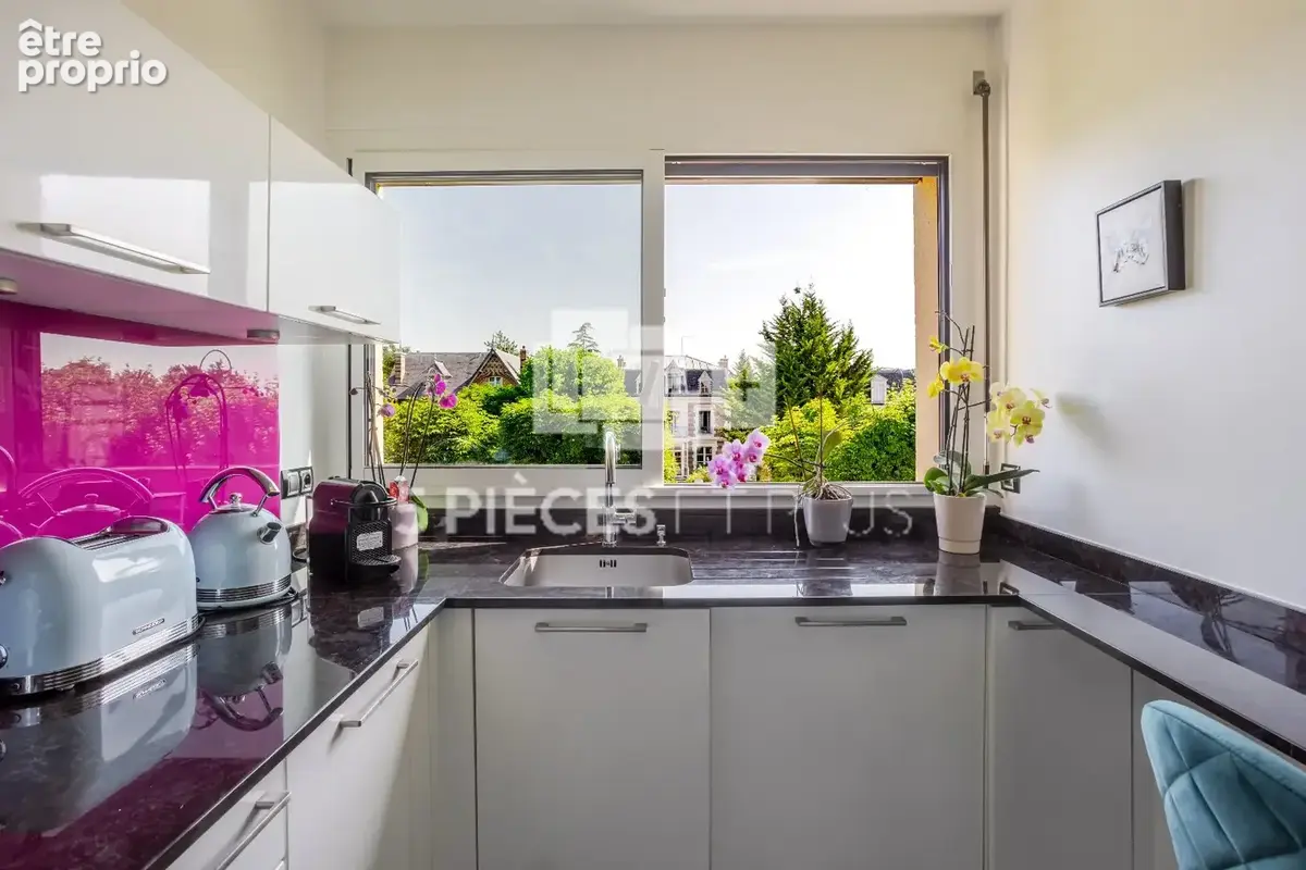 RARE - DERNIER ETAGE avec ascenseur - Superbe appartement avec terrasse, cave et double stationnement - photo 8