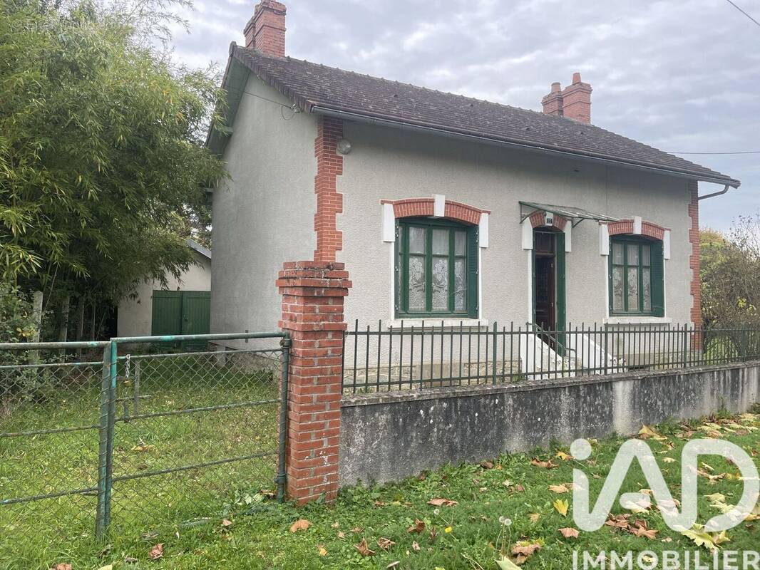 Photo 1 - Maison à LURCY-LEVIS