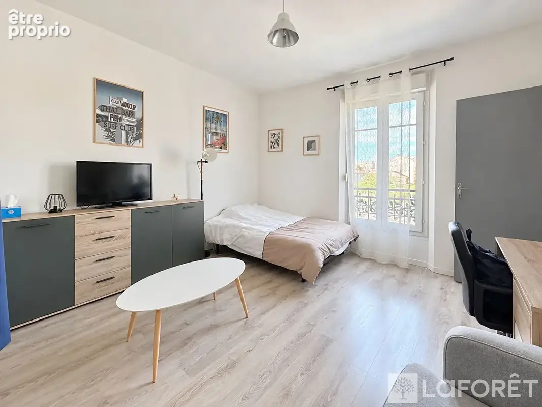 À VENDRE - Grand studio meublé avec locataire en place - Place Saint-Nicaise - photo 2