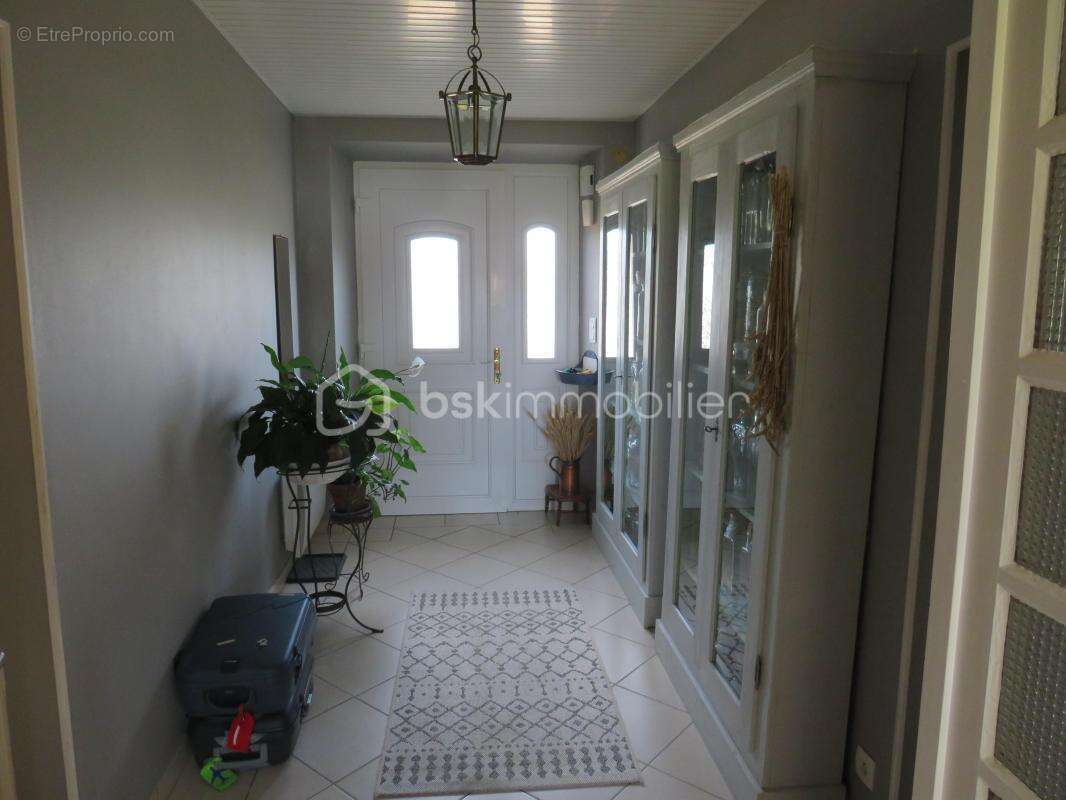 Maison de plain-pied rénovée de 125 m² – Aucun travaux – Dépendances et fort potentiel - photo 4