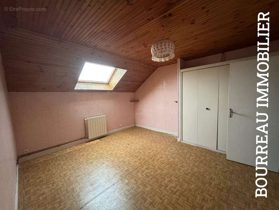 Maison à LA CELLE-SAINT-CYR