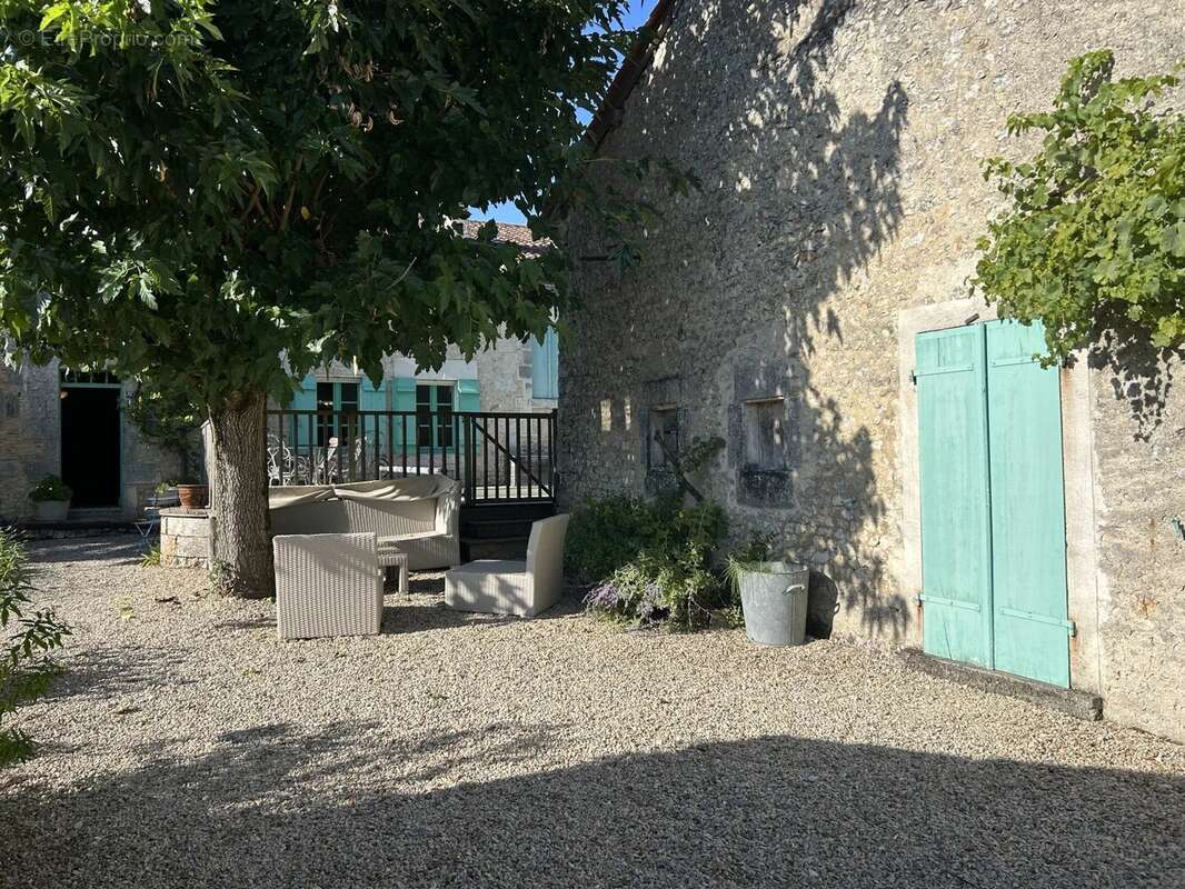 Maison à MONTIGNAC-LE-COQ