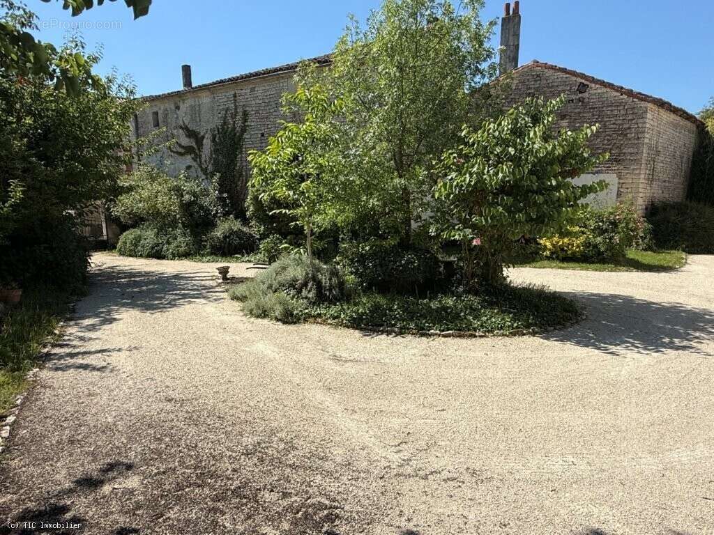 Maison à RUFFEC