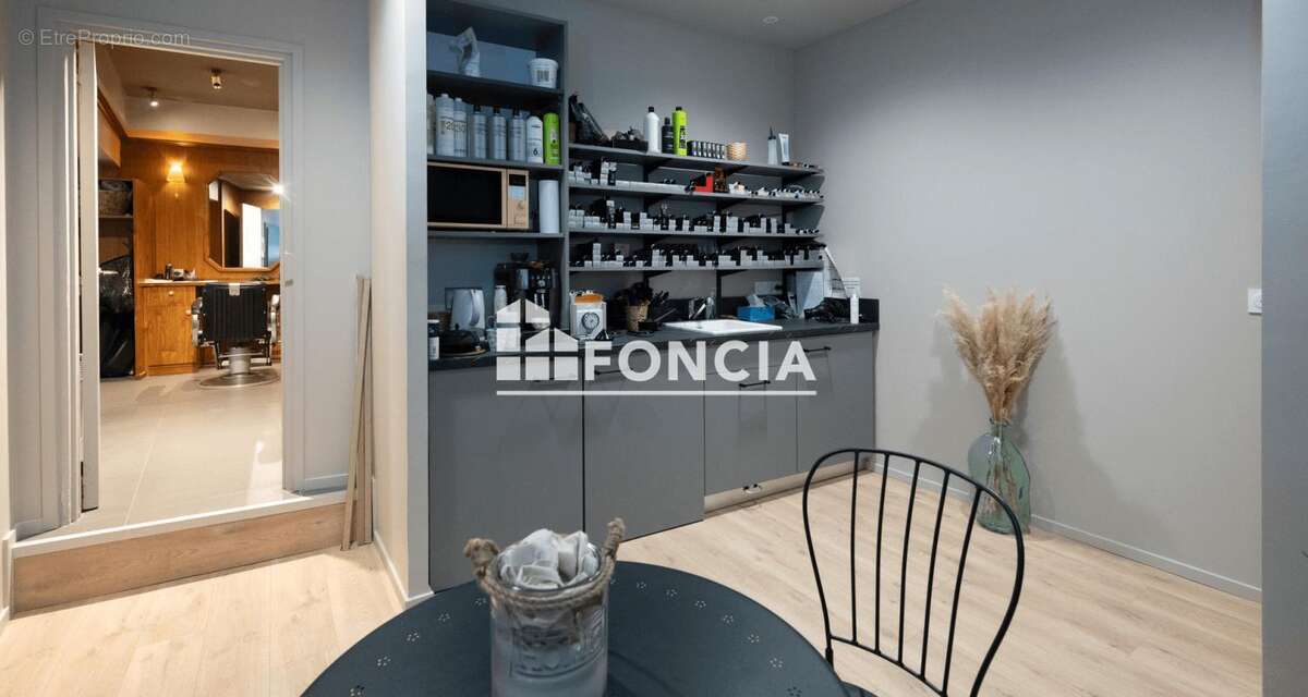 TOURNON centre, murs d’un beau local commercial occupé par un salon de coiffure, vendus loués - photo 5