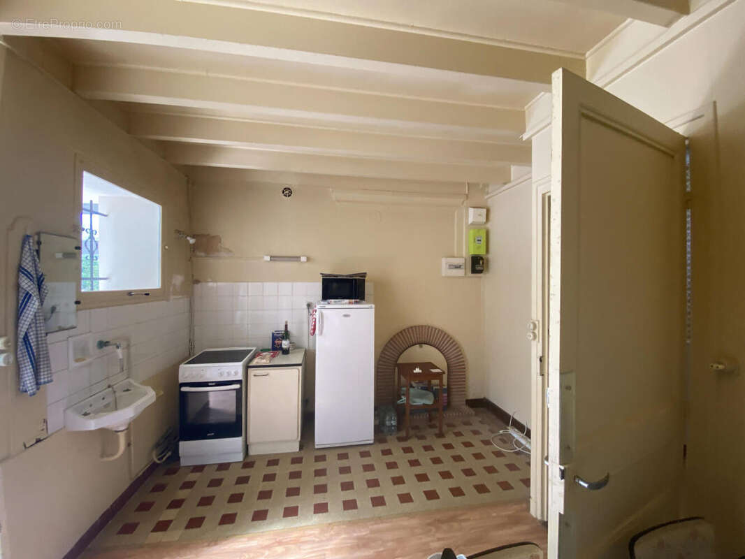 Maison de ville avec dépendances et jardin. Commerces à pied. Affaire rare. - photo 11