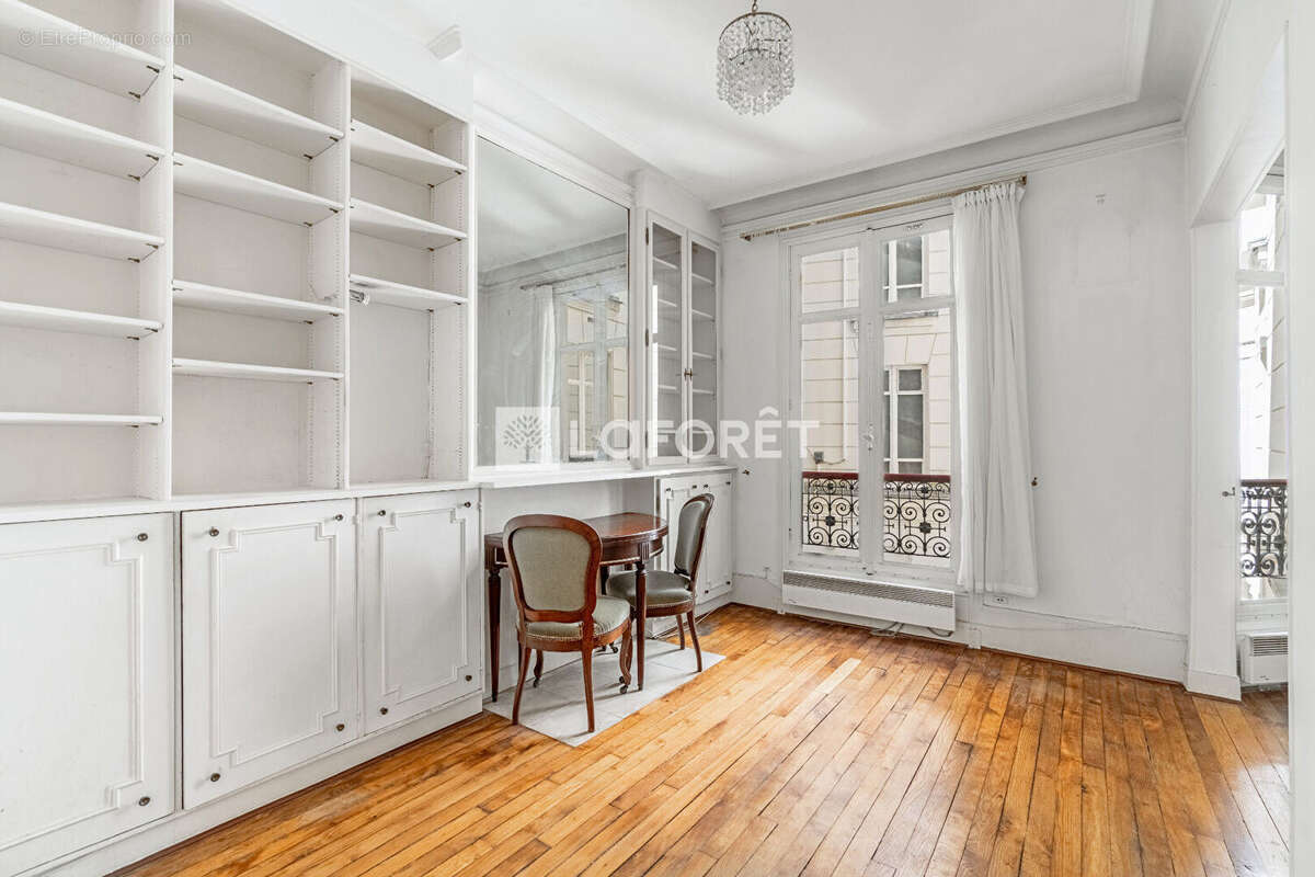 Proche place wagram - bel immeuble - 2 pieces - elegant - au calme - photo 2