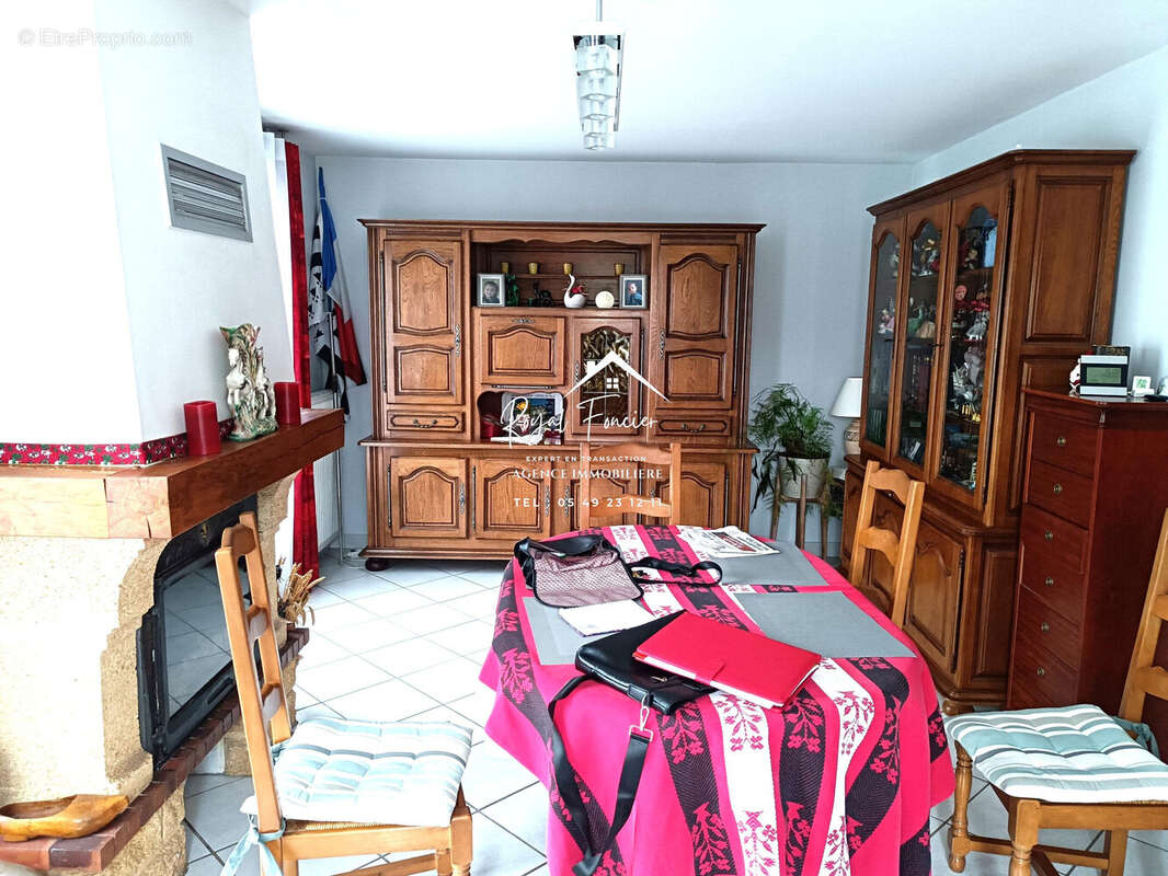 Séjour avec cheminée  - Maison à PREUILLY-SUR-CLAISE