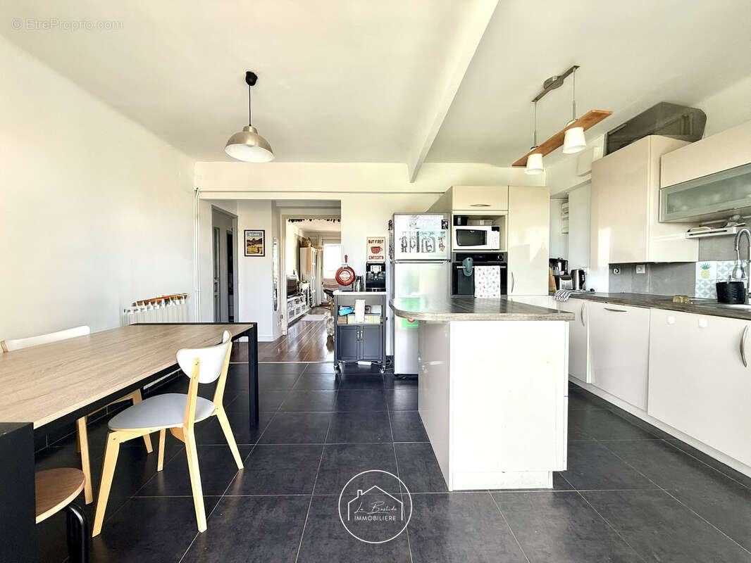 Appartement à MARSEILLE-4E