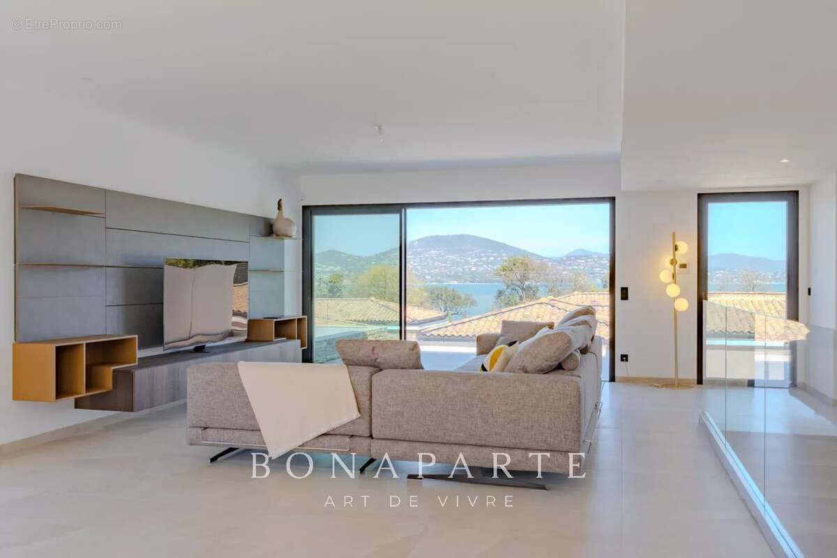 SAINT-TROPEZ GASSIN Exclusivité : Superbe villa-appartement en duplex avec vue mer exceptionnelle - photo 9