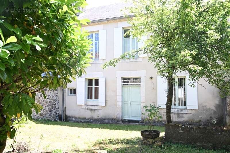 Maison en pierre avec garage située dans le village de Sarrazac - photo 3