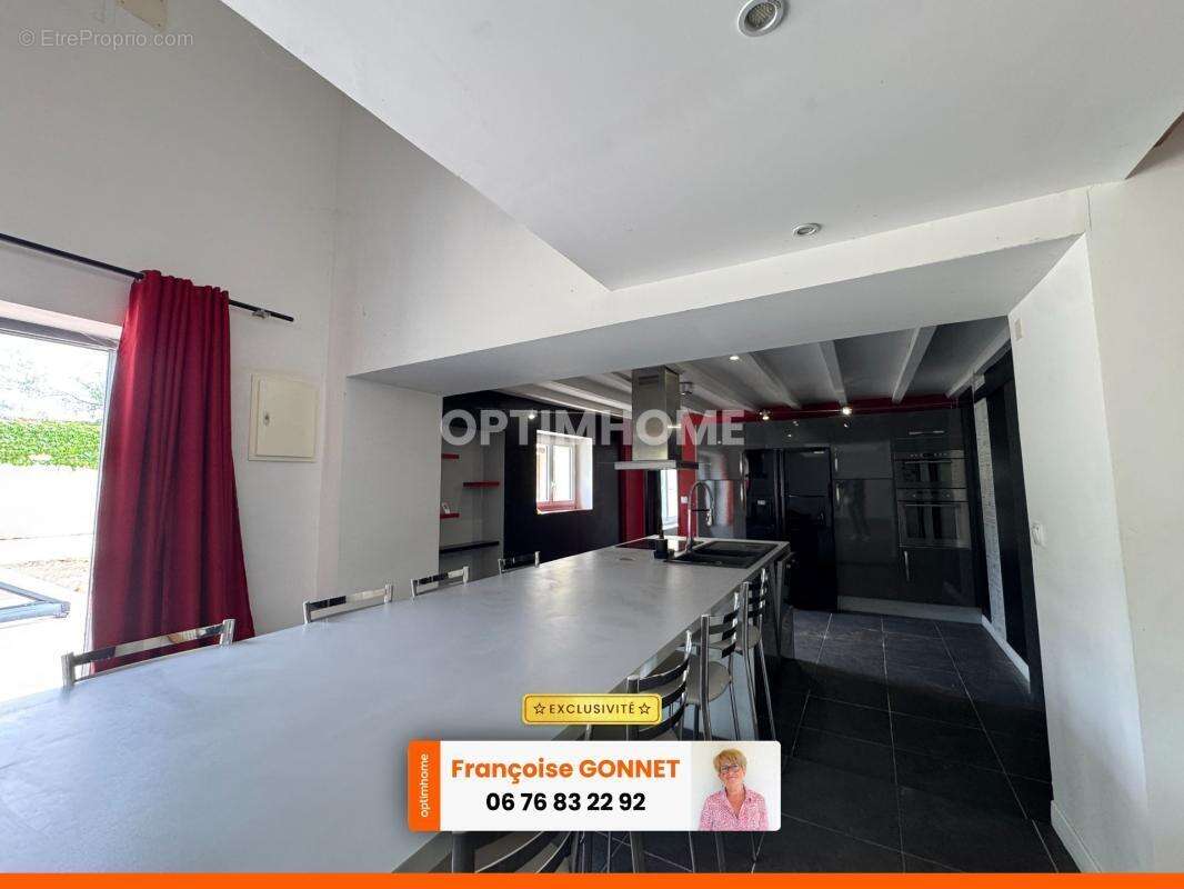 LONGERE de 215 m² - 6 pièces - 4 chambres - Piscine - 275 000 € - LAPAN - photo 5