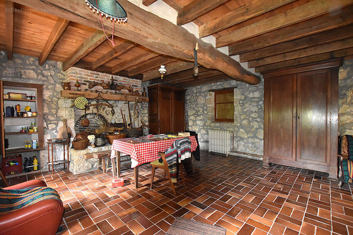 Maison à MONTAIGU-LE-BLIN