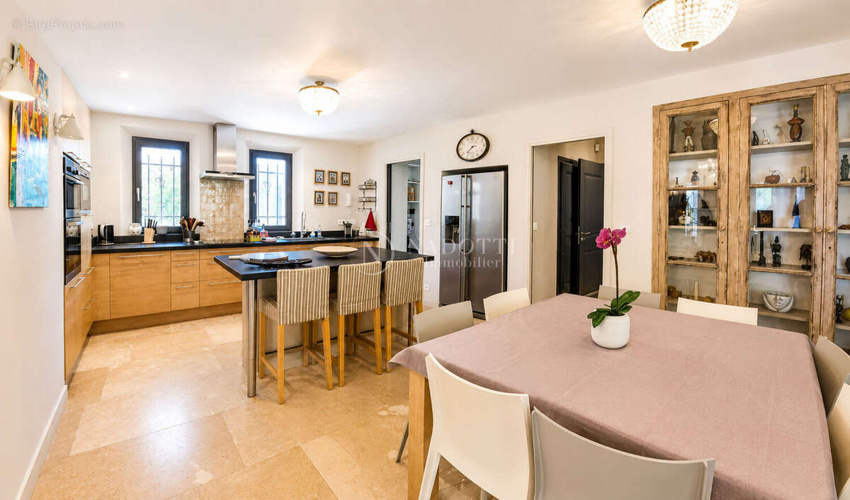 LOURMARIN Élégante propriété de prestige avec piscine chauffée et dépendances - photo 6