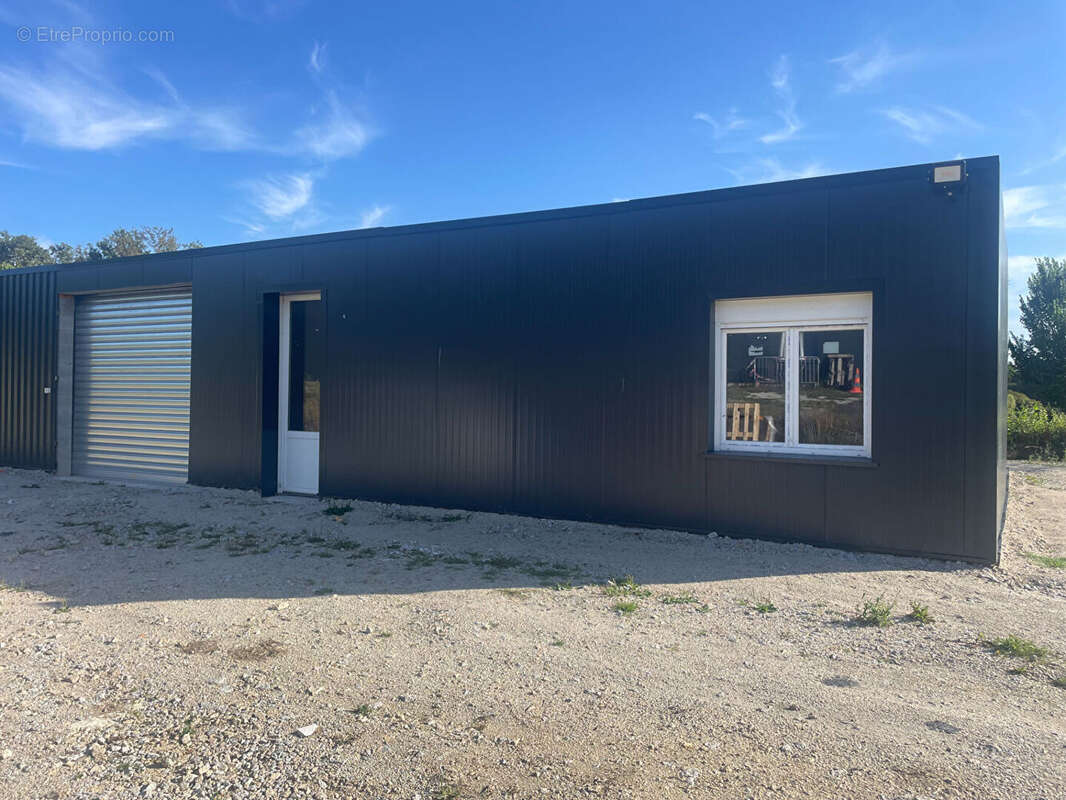 Parking à SAINT-JEAN-BREVELAY