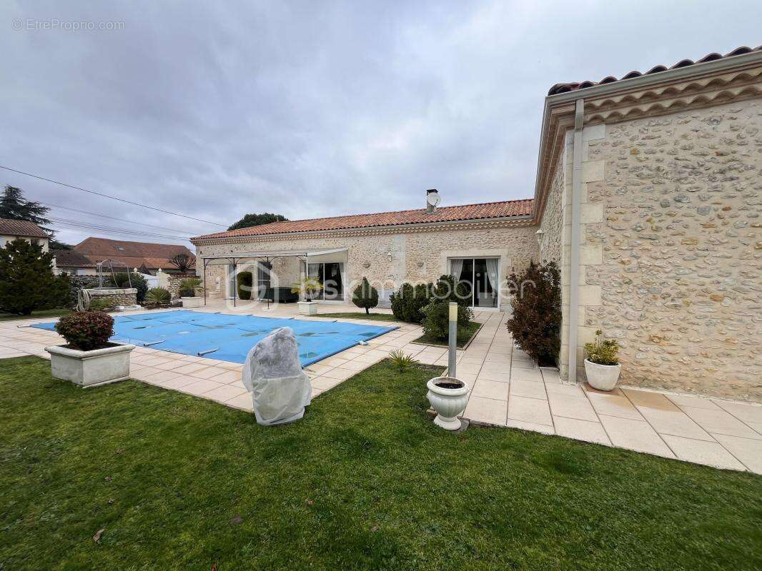 Maison à NEUVIC