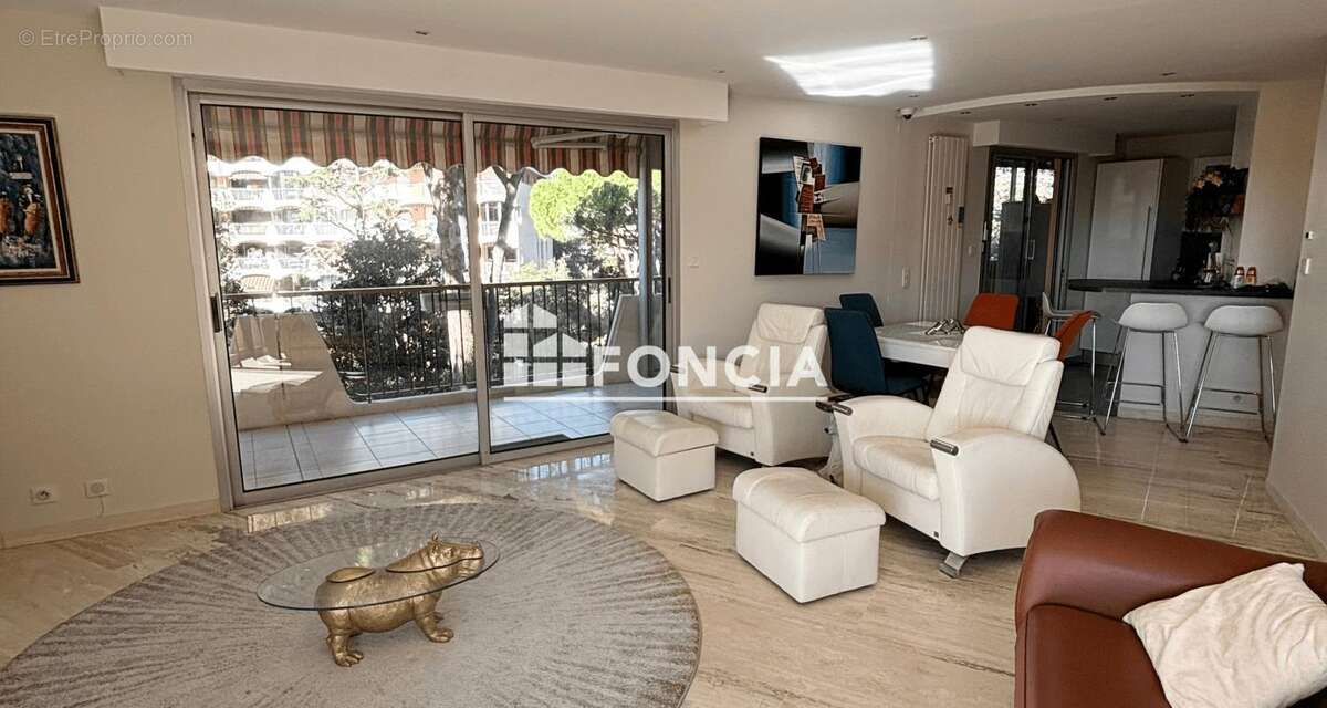 BAISSE DE PRIX – Superbe appartement 3 pièces rénové avec grande terrasse, garage et cave -  3 piscines - photo 11