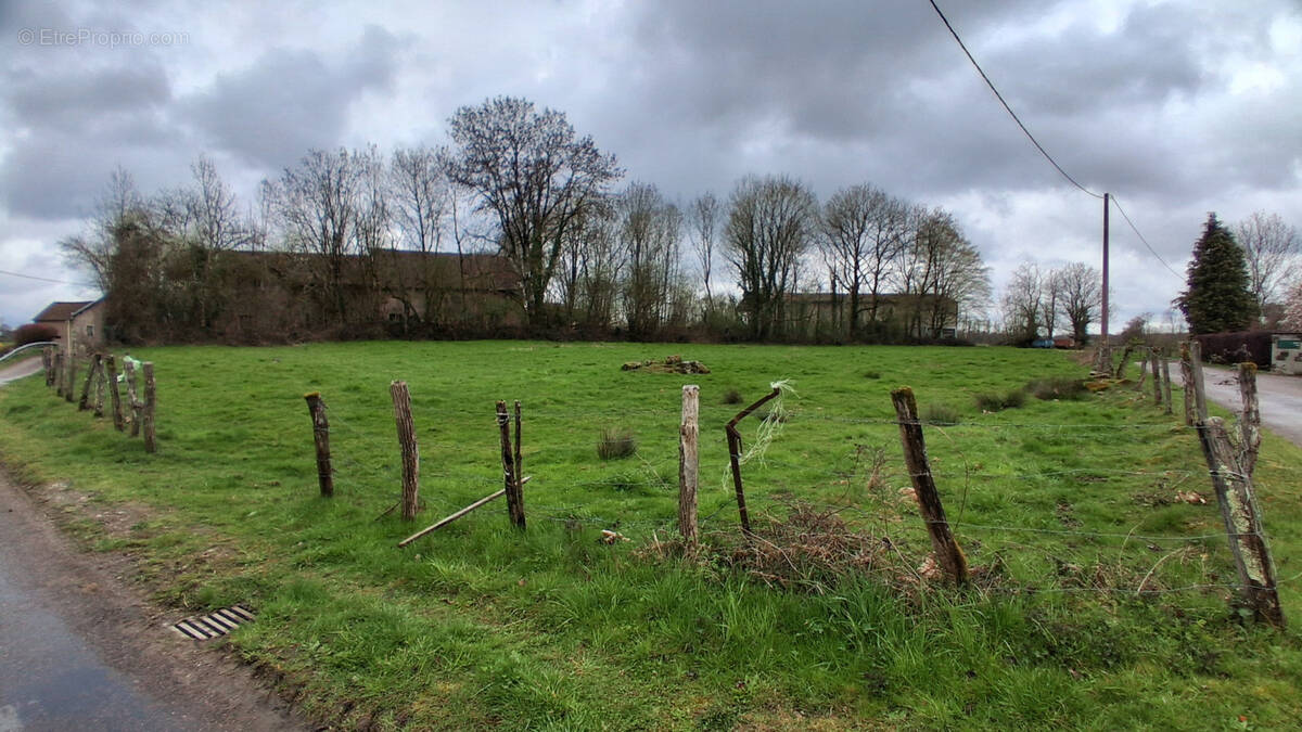 Terrain à LA CORBIERE